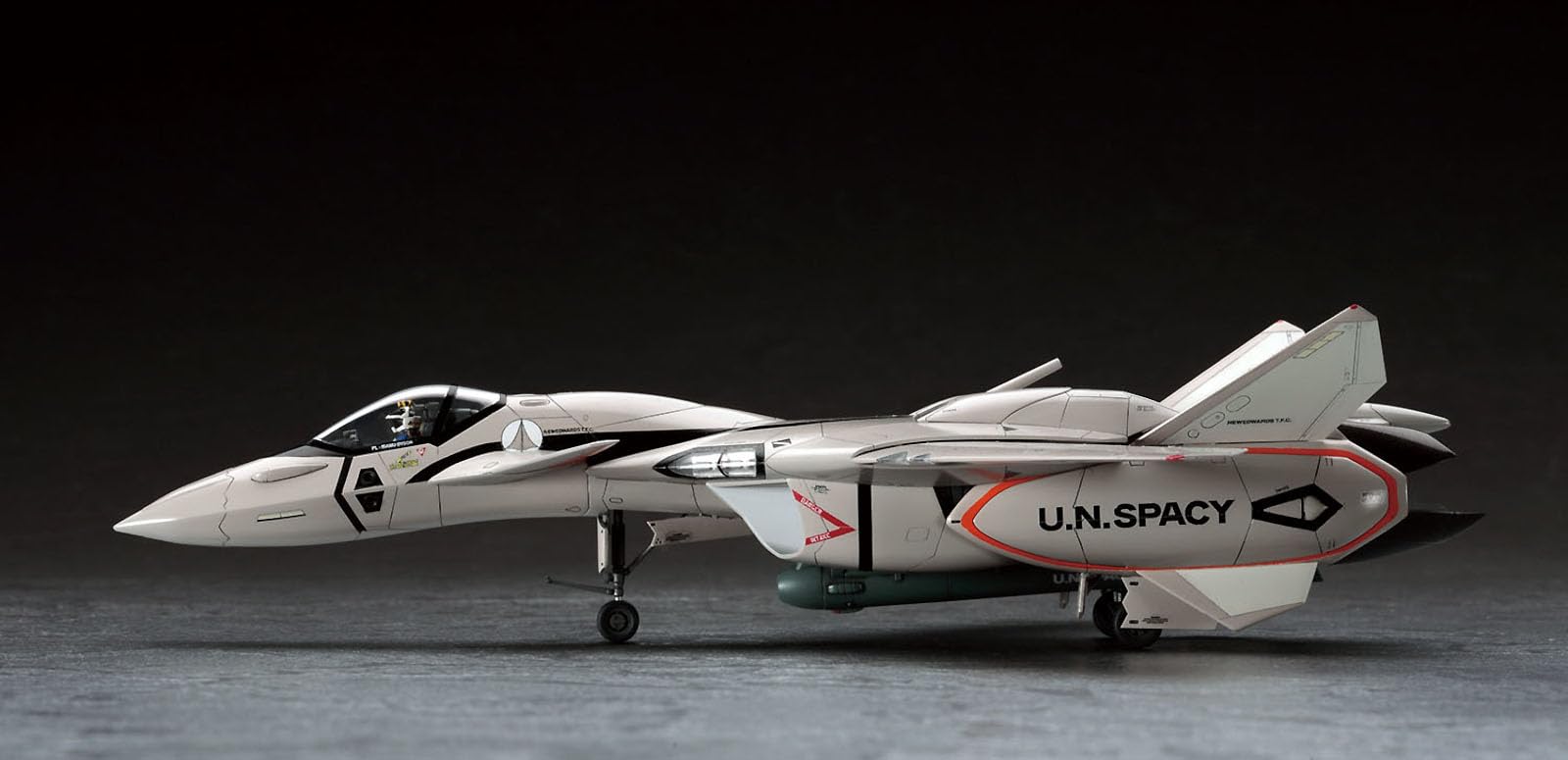 プラモデル完成機　1/72　VF-11Bと、VF-22Sの2機セット Amazon | ハセガワ マクロスプラス VF-11B サンダーボルト 1/72